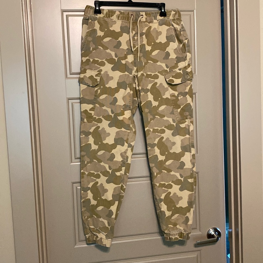 Men’s camouflage cargo pants